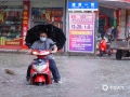 中国天气网广西讯 6月16日上午，广西钦州市城区遭遇强降雨袭击，导致木井路、建设路、新华路、黎合江等路段出现不同程度积涝，给市民交通出行造成不便。（图文/李斌喜）