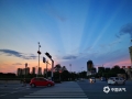 中国天气网广西站讯  6月19日，夕阳西下，来宾市上空上演“油彩画”，起初是天边的几许七彩祥云，随后晚霞漫天，不同的方向有不同的颜色，甚是好看。（文/苏庆红 图/陈绍福）