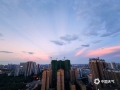 中国天气网广西站讯  6月19日，夕阳西下，来宾市上空上演“油彩画”，起初是天边的几许七彩祥云，随后晚霞漫天，不同的方向有不同的颜色，甚是好看。（图文/苏庆红）