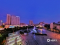 中国天气网广西站讯 6月29日，广西钦州市高温来袭。傍晚时分，钦州城区天空出现玫瑰色晚霞，宛如一条鲜艳的彩带飘挂在天边，染红了城市天空，美不胜收。（文图/李斌喜）