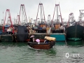 中国天气网广西站讯 16日迎来开海，为了更好地迎接开渔期并顺利出海，虽然天气不好，北海渔民们已经开始着手准备，码头上一片忙碌热闹的景象。（图文/ 彭定宇）