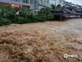 图为20日，湄江蒙山县城段洪水汹涌奔腾的景象。（图/陆宗海）