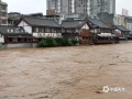 图为20日，湄江蒙山县城段洪水汹涌奔腾的景象。（图/陆宗海）
