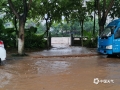 图为20日，湄江河水漫上蒙山县城街道。（图/陆宗海）