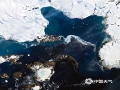 2020年2月6日，南极洲，气象站记录了南极洲有记录以来的最高温度。南极半岛北端的埃斯佩兰萨基地的温度达到了18.3℃（64.9°F），温暖的天气导致附近的冰川大面积融化。（NASA Earth Observatory/视觉中国/版权图片 来源视觉中国）