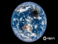 2016年3月9日，日全食。DSCOVR卫星捕捉到月球的影子穿过阳光普照的地球表面。（NASA Earth Observatory/视觉中国/版权图片 来源视觉中国）