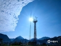 中国天气网广西站讯 今晨，巴马蓝蓝天空上覆盖着大量整齐排列的透光层积云，画面蔚为壮观 。（图文/叶小丽）