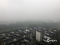 图为29日，贺州市城区雨雾朦胧的景象。（图/吴蒨茵）