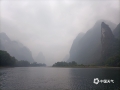 图为29日，桂林市阳朔山水被雨雾所笼罩的景象。（图/刘婷）