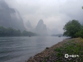 图为29日，桂林市阳朔山水被雨雾所笼罩的景象。（图/刘婷）