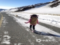 图为小女孩一路好奇地跟着雪地里的小狐狸。