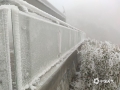 12月19日，受冷空气持续影响，位于桂林市全州县海拔1680米高度的天湖景区天气寒冷，漫山遍野的银装素裹，雾凇成林，俨然一派北国景象。（图文/张宇）