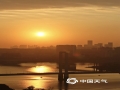 ​中国天气网讯 2021年伊始，在感受寒潮余威的同时，广西南宁也迎来了新年的第一缕晨光。在晨光金色的渲染下，整座城市都显得格外灿烂美丽，充满希望。（图/刘英轶 文/唐晓珊）