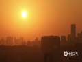 ​中国天气网讯 2021年伊始，在感受寒潮余威的同时，广西南宁也迎来了新年的第一缕晨光。在晨光金色的渲染下，整座城市都显得格外灿烂美丽，充满希望。（图/刘英轶 文/唐晓珊）