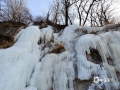 1月3日，北京天气寒冷，门头沟瓜草地景区出现千姿百态的冰瀑群，冰峰倒挂，层层叠叠，晶莹剔透，洁白无瑕的冰柱悬挂在巨大的山崖之上，十分壮观。（图/樊甲山）