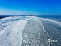 1月5日，在辽宁大连夏家河子海滨浴场，连绵数公里的海面冰封一片，白茫茫一望无际，呈现出“极地冰原”景观。（王华/视觉中国/版权图片 来源视觉中国）
