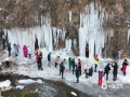 1月7日，山东省枣庄市山亭区的滴水崖因连日低温，泉水滴水冰封，形成了晶莹剔透的冰瀑景观，吸引大量游客前来“打卡”。（图/李宗宪）