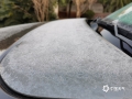 图为12日早晨，桂林市恭城县内一辆汽车的车身上覆着白霜。（图/严春梅）