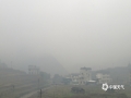 中国天气网广西站讯 1月30日至31日，百色市凌云县连续出现大雾天气，道路能见度普遍在150米以下，G357国道凌云后龙至品村一带能见度更是不足50米，给广大群众安全出行带来了很大的影响。凌云县气象台已于30日21时13分发布了大雾黄色预警信号，31日05时24分、16时36分更新和继续发布大雾橙色预警信号。（图文/杨少秋）