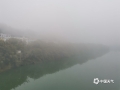 中国天气网广西站讯 今天（15日）早晨，昭平县马江镇遭大雾笼罩，许多房屋，山峰在雾中若隐若现，仿佛置身仙境。（图文/吴健杰）