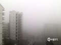 中国天气网广西站讯 今天（17日）清晨，桂林兴安、全州都出现了小于200米强浓雾。尤其是江河边雾气更大，能见度仅100米左右，雾气下的两城恍如蓬莱仙境般缥缈，但也严重影响了大家的交通出行。（图/廖桂芬）