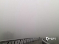 中国天气网广西站讯 今天（17日）清晨，桂林兴安、全州都出现了小于200米强浓雾。尤其是江河边雾气更大，能见度仅100米左右，雾气下的两城恍如蓬莱仙境般缥缈，但也严重影响了大家的交通出行。（图/廖桂芬）