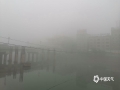 中国天气网广西站讯 今天（17日）清晨，桂林兴安、全州都出现了小于200米强浓雾。尤其是江河边雾气更大，能见度仅100米左右，雾气下的两城恍如蓬莱仙境般缥缈，但也严重影响了大家的交通出行。（图/赵祖华）