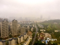 中国天气网广西站讯 今晨南宁轻雾缭绕，朦胧中这座城市又增添了几分妩媚！(摄影/老曾）