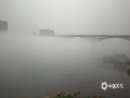 中国天气网广西站讯 3月31日早晨，贵港市平南县浔江江面被浓雾笼罩，白茫茫一片。放眼望去，对岸楼房在雾中若隐若现，仿佛“空​中楼阁”一般。（图文/​余恒鑫）