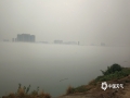 中国天气网广西站讯 3月31日早晨，贵港市平南县浔江江面被浓雾笼罩，白茫茫一片。放眼望去，对岸楼房在雾中若隐若现，仿佛“空​中楼阁”一般。（图文/​余恒鑫）