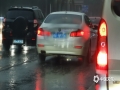 中国天气网广西站讯 今日早晨8时左右，受到冷空气和切变线的影响，南宁下起倾盆大雨。雨天路面湿滑，能见度差，又正值上班高峰期，给市民的出行带来了不便，还请大家注意行车安全。（图文/卢威旭）