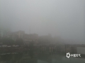 中国天气网广西站讯 4月29日早上，全州县出现了大雾天气，最低能见度仅200米左右，江面等水汽充足的地方能见度更低。大雾的出现正值市民上班、孩子上学的高峰期，给大家的出行造成了不小的影响。不过烟雾缭绕之下，也让大家欣赏到了全州城的朦胧之美。（文/赵祖华 图/唐国鑫）