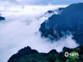 4月29日，在广西来宾市金秀县，有着“广西第五高峰”“桂中第一高峰”之称的的圣堂山上，云雾缭绕在山头，云海景色非常壮美。五一假期即将到来，大家不妨到这里来观云海和日出。（图/姜新柒 文/苏庆红）