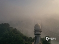 中国天气网广西站讯 今天（30日）清晨，广西梧州笼罩在一片大雾中。这是由于夜间气温较低，地表辐射冷却作用使地面气层水汽凝结，而形成了辐射雾。辐射雾正是民谚所说的“十雾九晴”中的雾，预示着今天将是一个艳阳天。根据梧州市气象台预报，预计今天白天，梧州市多云间晴，最高气温将达29～30℃，外出请注意补水防晒。（文/邓碧娜 图/梁妙芝）