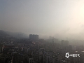 中国天气网广西站讯 今天（30日）清晨，广西梧州笼罩在一片大雾中。这是由于夜间气温较低，地表辐射冷却作用使地面气层水汽凝结，而形成了辐射雾。辐射雾正是民谚所说的“十雾九晴”中的雾，预示着今天将是一个艳阳天。根据梧州市气象台预报，预计今天白天，梧州市多云间晴，最高气温将达29～30℃，外出请注意补水防晒。（文/邓碧娜 图/梁妙芝）