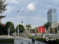 中国天气网广西站讯 经过几日的闷热天气，今天（5月16日）下午，南宁迎来了一场短暂的降雨。降雨过后，南宁天空出现一道美丽的彩虹，高挂在群楼之间，美不胜收。（图/陆健萍 文/卢威旭）