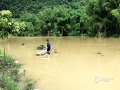 图为受强降雨影响，凌云县逻楼镇布林村部分地区道路被水淹没，给村民出行不便。（图/田菊云）