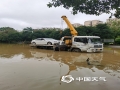 6月1日至2日，來賓持續(xù)強(qiáng)降雨，導(dǎo)致城區(qū)部分地區(qū)出現(xiàn)內(nèi)澇，?部分鄉(xiāng)鎮(zhèn)不同程度受災(zāi)。武宣桐嶺鎮(zhèn)大祥村果樹、花生地被淹，興賓區(qū)陶鄧鎮(zhèn)九合村委凡屯村出現(xiàn)山石滾落損壞房屋情況。圖為來賓城區(qū)低洼路段積水，車子拋錨。（文/趙倩 圖/莫崇越）