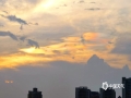 中国天气网讯 6月3日19时许，广西来宾市西边的天空出现七彩祥云，时间持续将近半个小时。（图文/苏庆红）