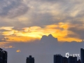 中国天气网讯 6月3日19时许，广西来宾市西边的天空出现七彩祥云，时间持续将近半个小时。（图文/苏庆红）