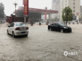 中国天气网广西站讯 6月11日午后，广西桂林平乐县出现短时强降雨，致使县城多处出现积水内涝，街道上全是水，仿佛小河一般。​（图文/廖璇）