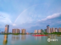6月22日下午，钦州城区电闪雷鸣，风雨大作，钦州市国家基本气象观测站测到22.8米/秒的9级短时雷雨大风。雨过天晴，城区上空出现了美丽的两道彩虹。(图文/李斌喜)