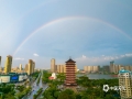 中国天气网广西站讯 6月22日下午，钦州城区电闪雷鸣，风雨大作，钦州市国家基本气象观测站测到22.8米/秒的9级短时雷雨大风。雨过天晴，城区上空出现了美丽的两道彩虹。(图文/李斌喜)