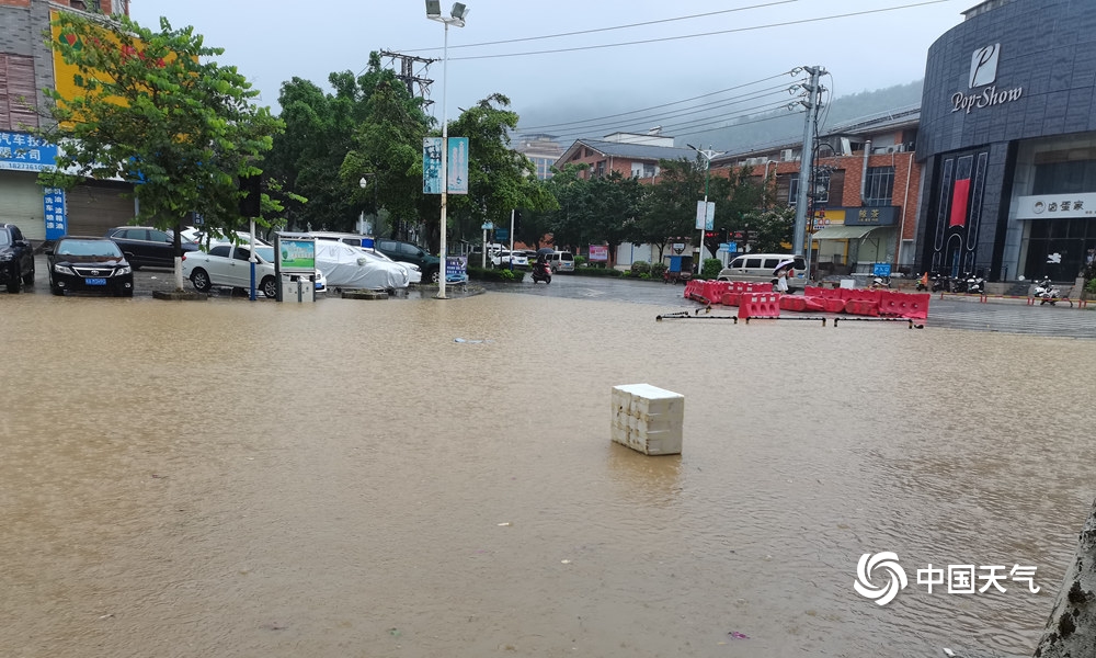 那坡:县城降首场大暴雨 低洼道路积水深