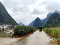 中国天气网广西站讯 6月28-29日，广西都安县遭遇短时强降水、雷暴、大风等强对流天气。监测数据显示，6月28日20时～29日10时 ,全县有12个乡镇（站点）累计降雨量达到大暴雨量级（超过100毫米），降雨量最大的保安乡平旺村有204.8毫米。强降雨导致都安县农作物受灾面积约1800公顷，农村道路塌方20处约3公里，5所学校被淹，所幸无人员伤亡。（图文/黄丹虹）