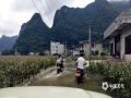 中国天气网广西站讯 6月28-29日，广西都安县遭遇短时强降水、雷暴、大风等强对流天气。监测数据显示，6月28日20时～29日10时 ,全县有12个乡镇（站点）累计降雨量达到大暴雨量级（超过100毫米），降雨量最大的保安乡平旺村有204.8毫米。强降雨导致都安县农作物受灾面积约1800公顷，农村道路塌方20处约3公里，5所学校被淹，所幸无人员伤亡。（图文/黄丹虹）