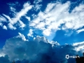 中国天气网广西站讯  玉林大容山具有“桂东南第一高峰”之美称。9月2日白天，大容山蓝天白云映衬着青山绿水，美不胜收。晚上群星璀璨，令人惊叹。（图文/蔡雨容  曾茂桂）