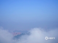 中国天气网广西讯 今天（27日）早上，河池环江云雾缭绕，如仙境一般，远远望去高楼如空中的“海市蜃楼”。 ​​​​（文/梁丽娜 图/李先平）