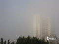 中国天气网广西站讯 今天（6日）清晨，广西桂林市平乐县雾气缭绕，把远处的山、树、楼房、大桥和行人，都蒙上了一层轻纱，只露出些隐隐约约的轮廓，宛如仙境一般。一阵阵风吹来，晨雾浮动，雾中的景致好像都活了一样，人们一天美好的生活就这样开启了。（图文/莫泳 廖璇）