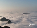 中国天气网广西站讯 1月19日清晨，位于柳州市柳城东城新城区附近的中回山，雾气缭绕，云海翻腾，放眼望去十分壮观。（图文/陆霞）